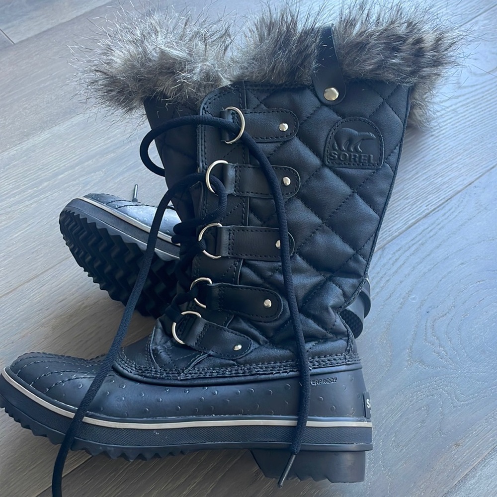 Brand new Sorel black fur trim waterproof boots